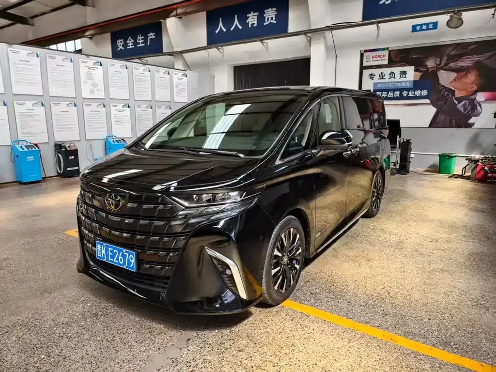 Toyota Alphard — фото 1