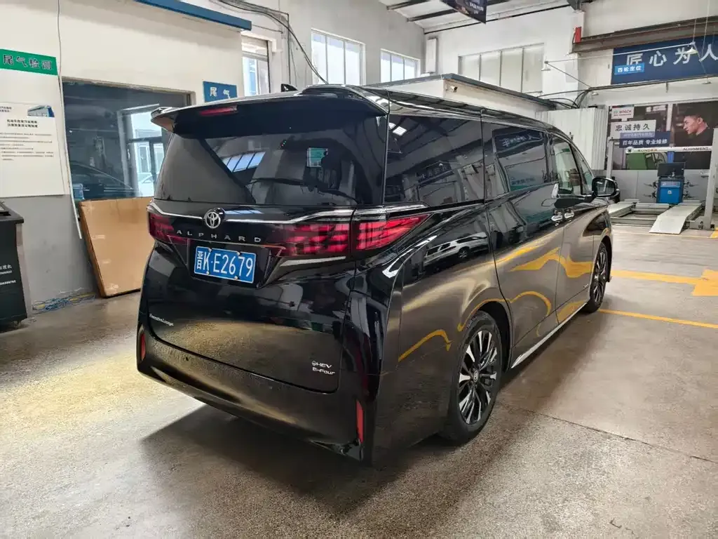 Toyota Alphard — фото 6