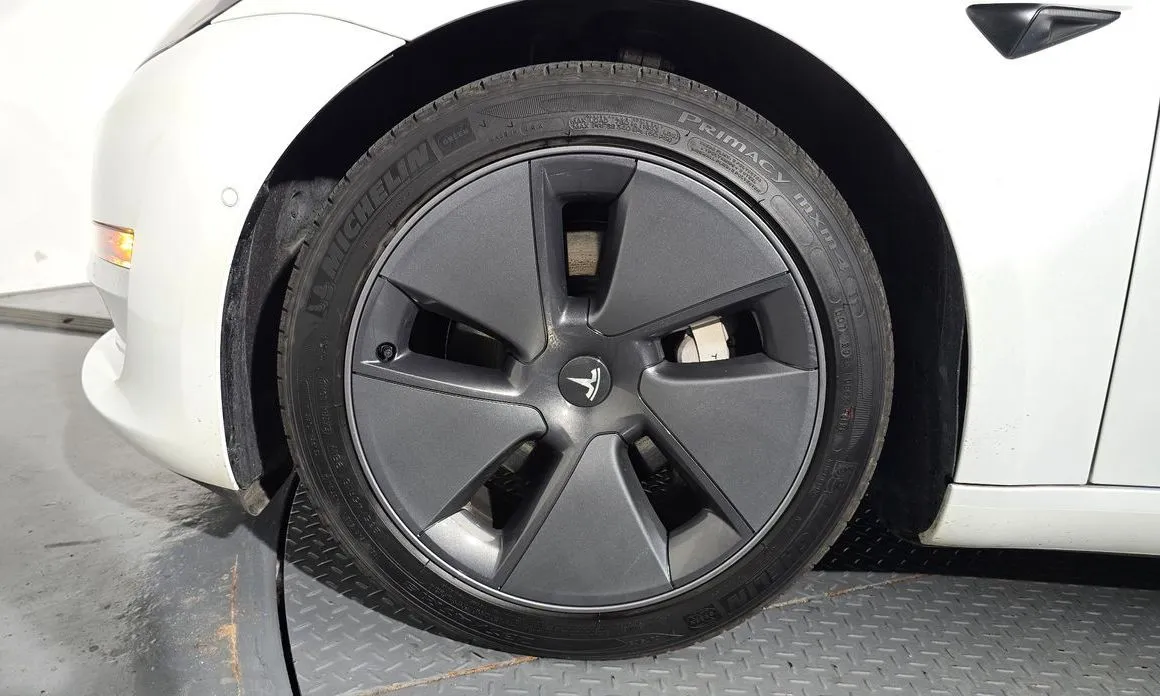 Tesla Model 3 — фото 10