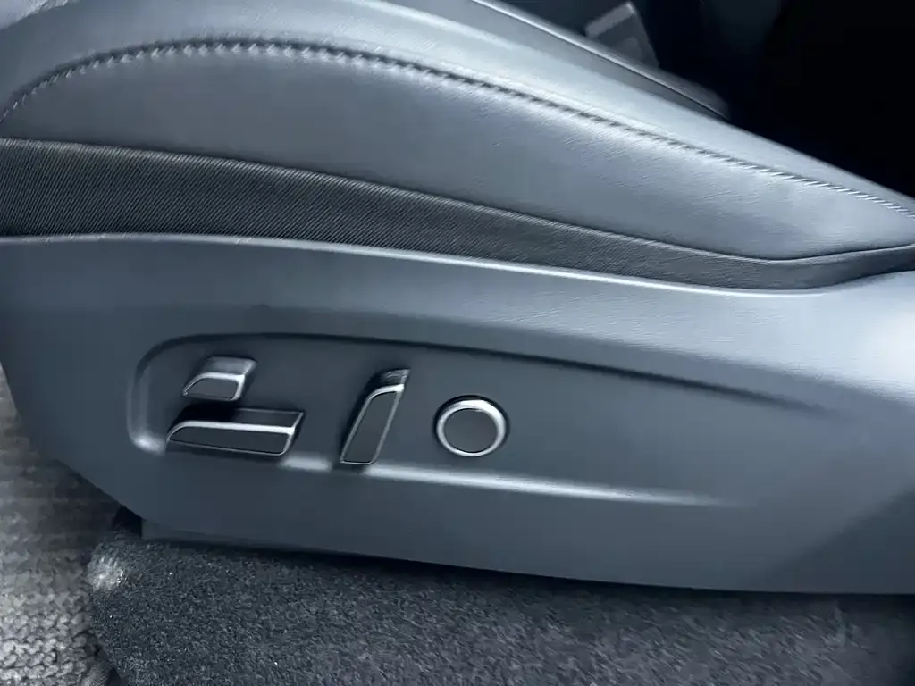 Tesla Model Y L — фото 10