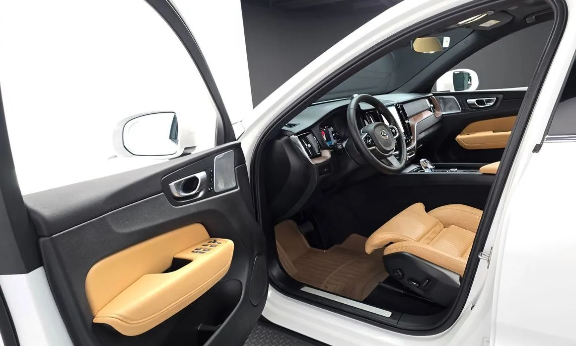 Volvo XC60 — фото 10