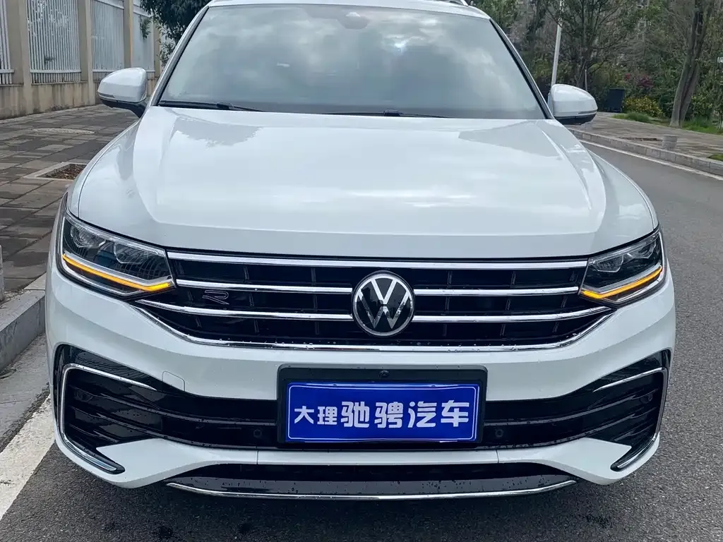 Volkswagen Tiguan L — фото 1