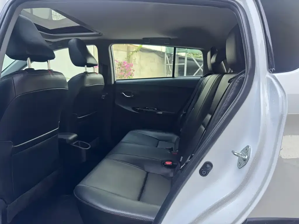 Toyota Yaris L — фото 2