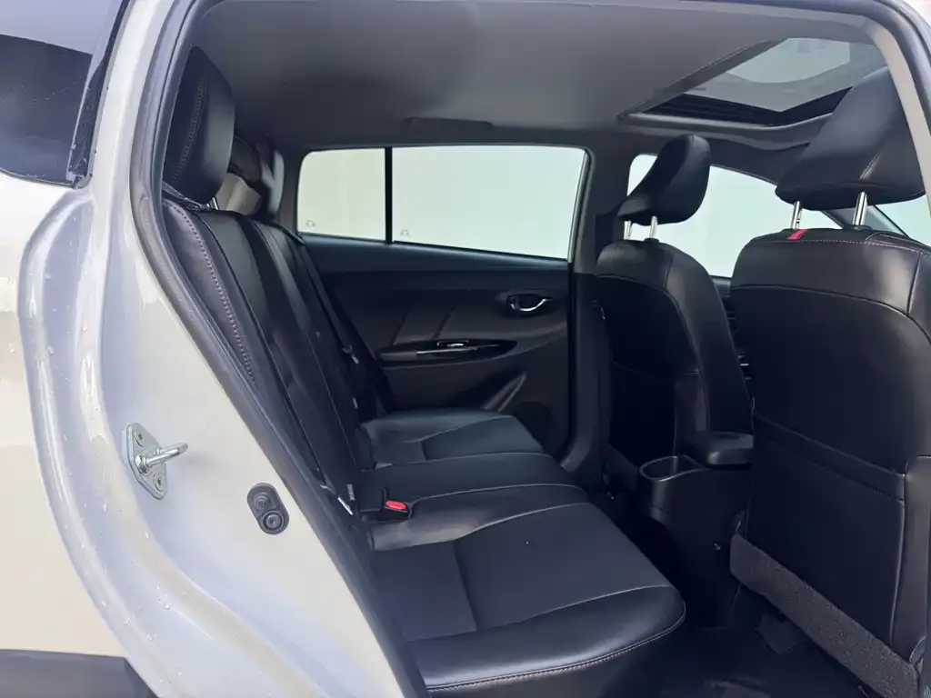 Toyota Yaris L — фото 3