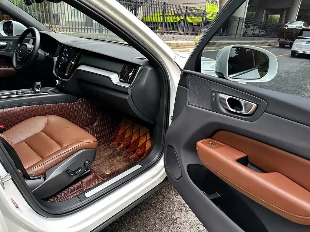 Volvo XC60 — фото 2