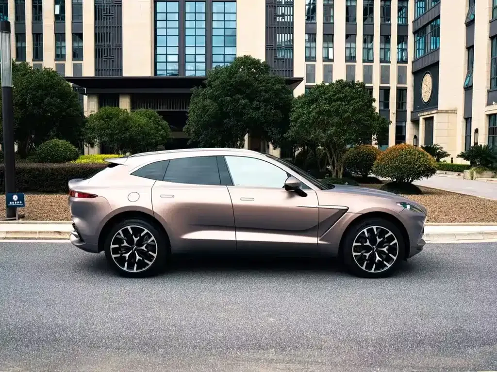 Aston Martin DBX — фото 10