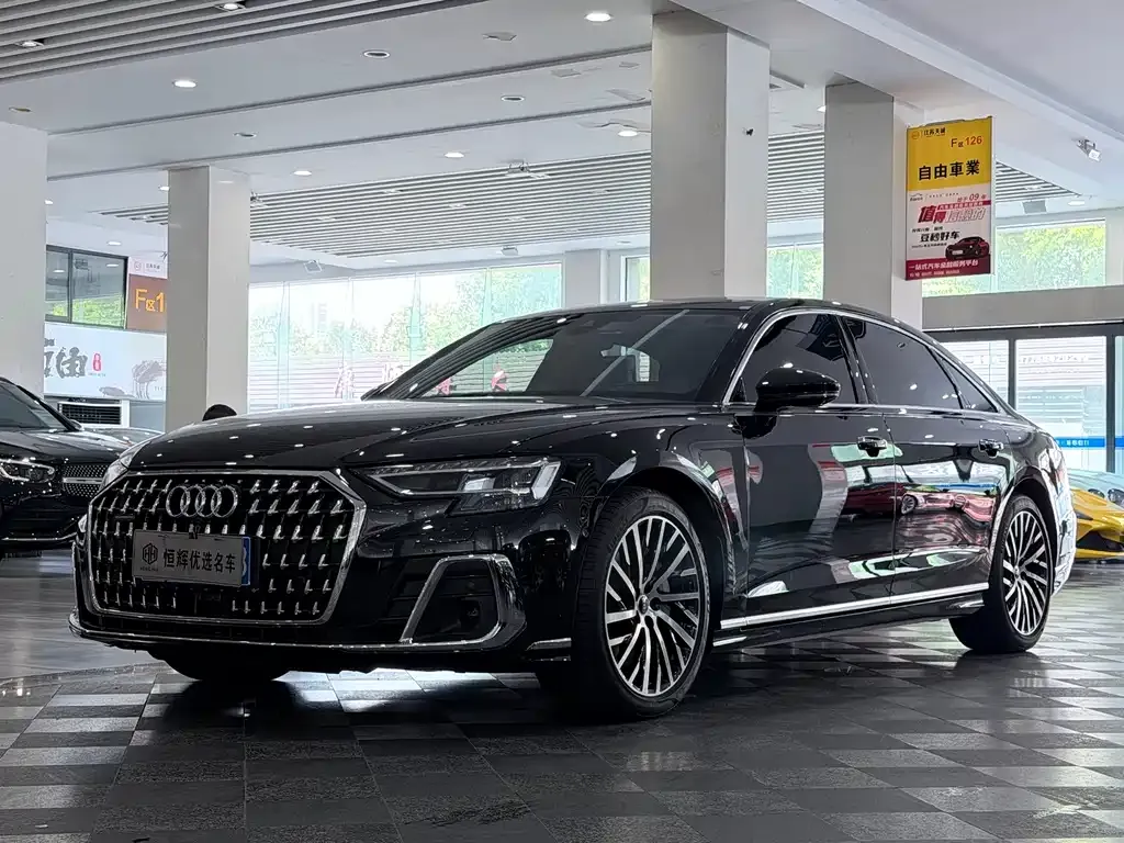 Audi A8 — фото 1