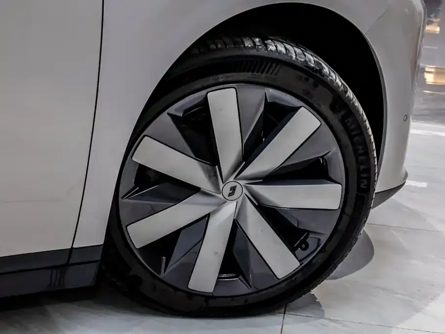 Li Auto Li i8 — фото 3