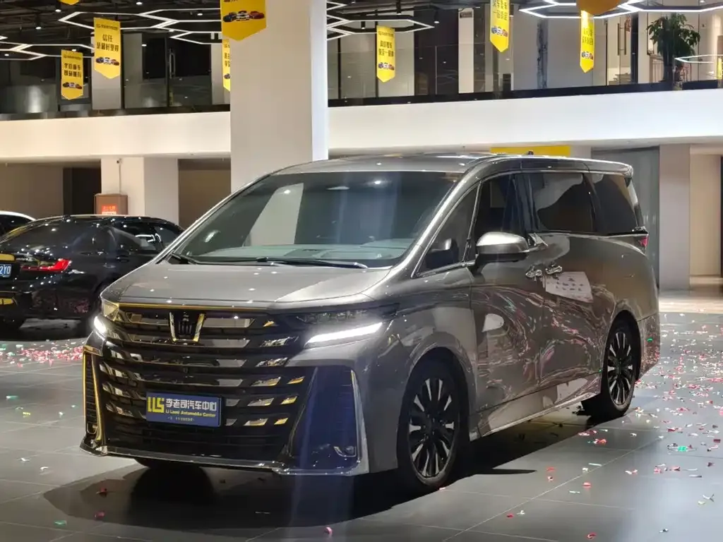 Toyota Vellfire — фото 1