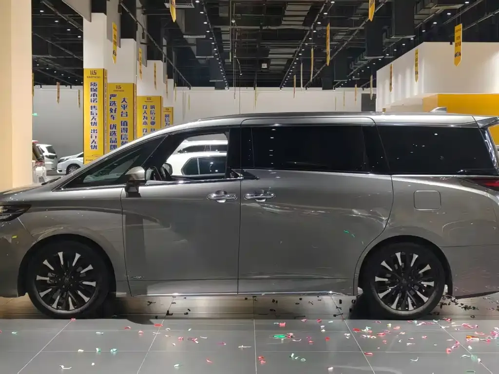 Toyota Vellfire — фото 2