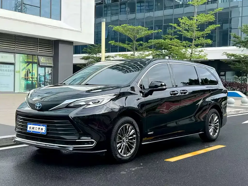 Toyota Sienna — фото 1