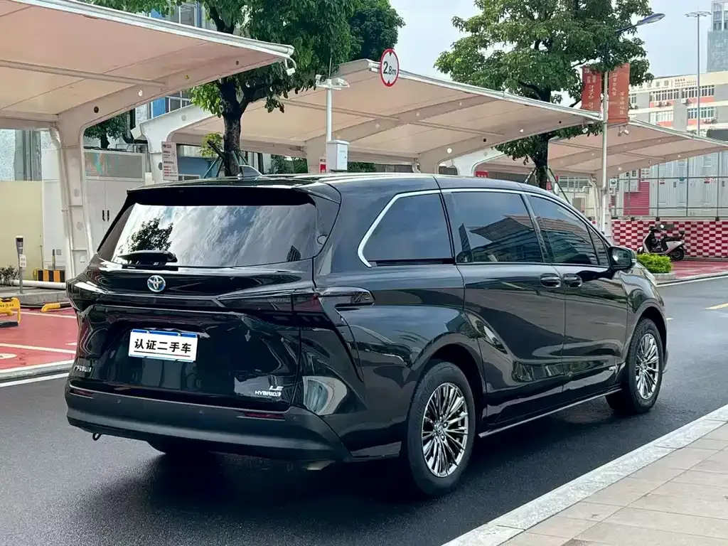Toyota Sienna — фото 3