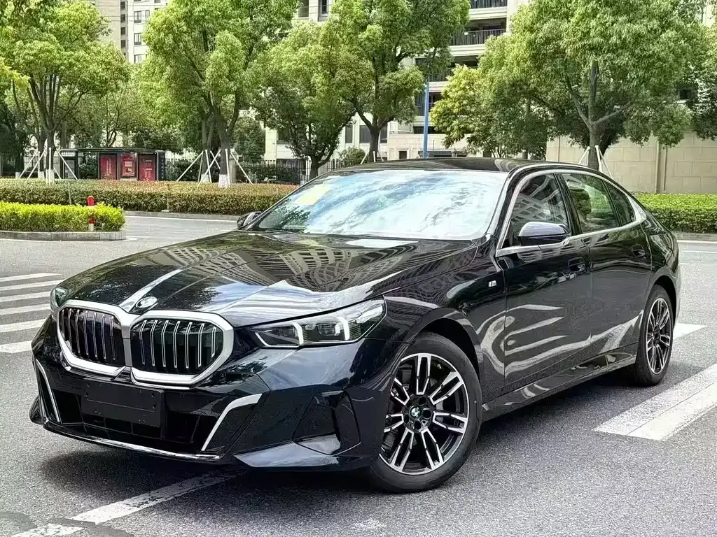 BMW 5 Series — фото 1