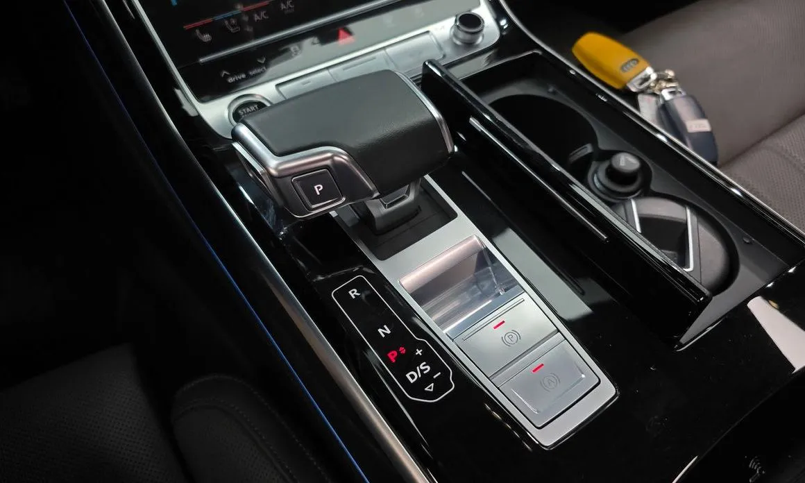 Audi A8 — фото 6