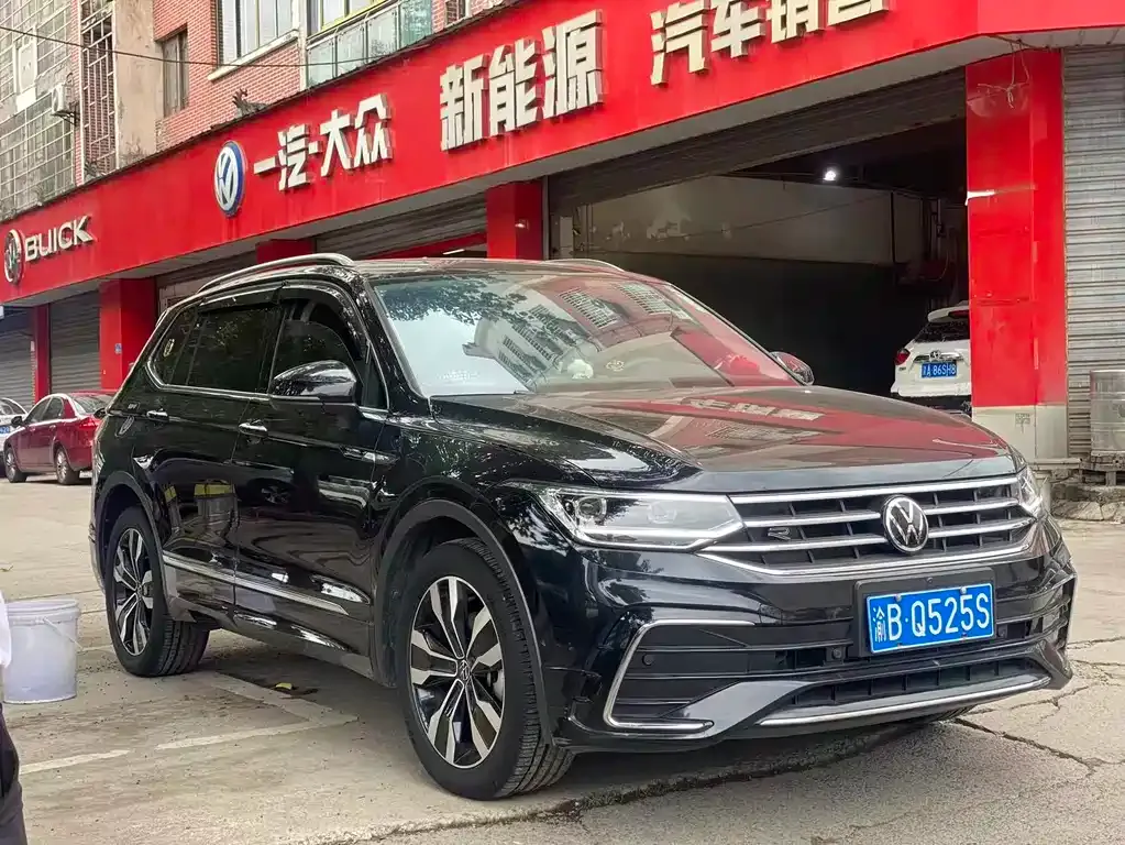 Volkswagen Tiguan L — фото 10
