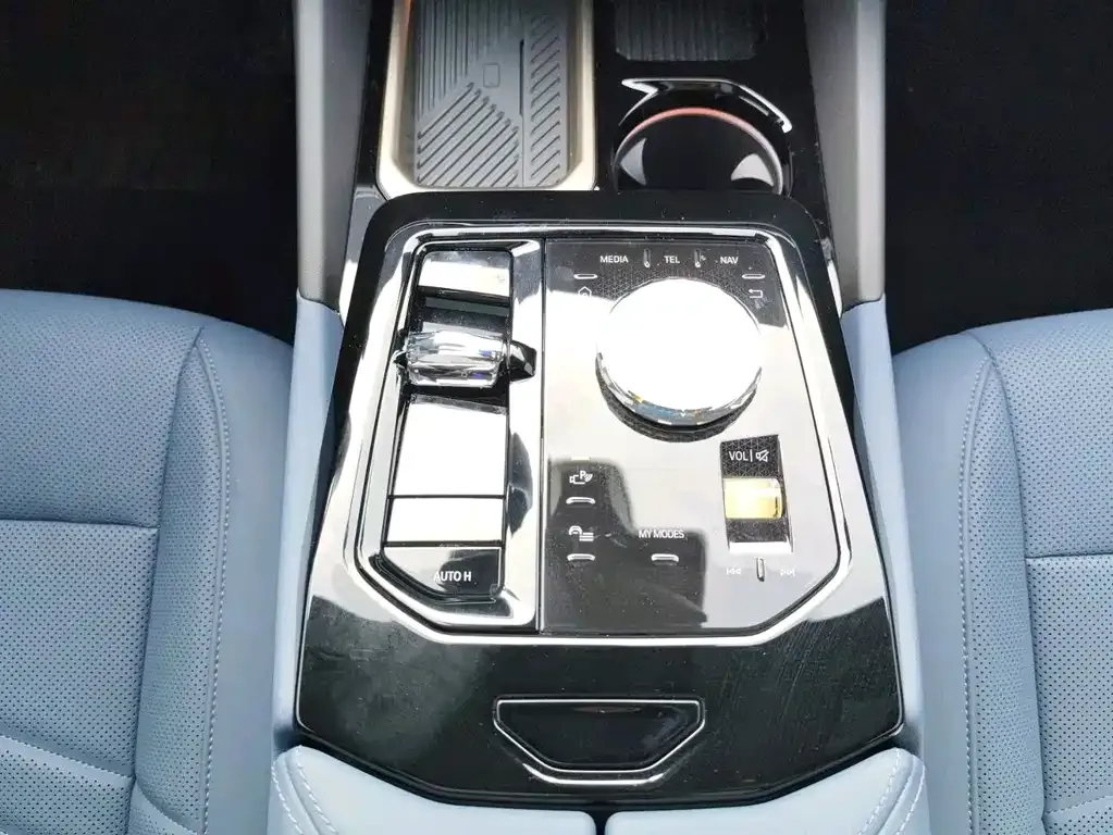 BMW i5 — фото 9