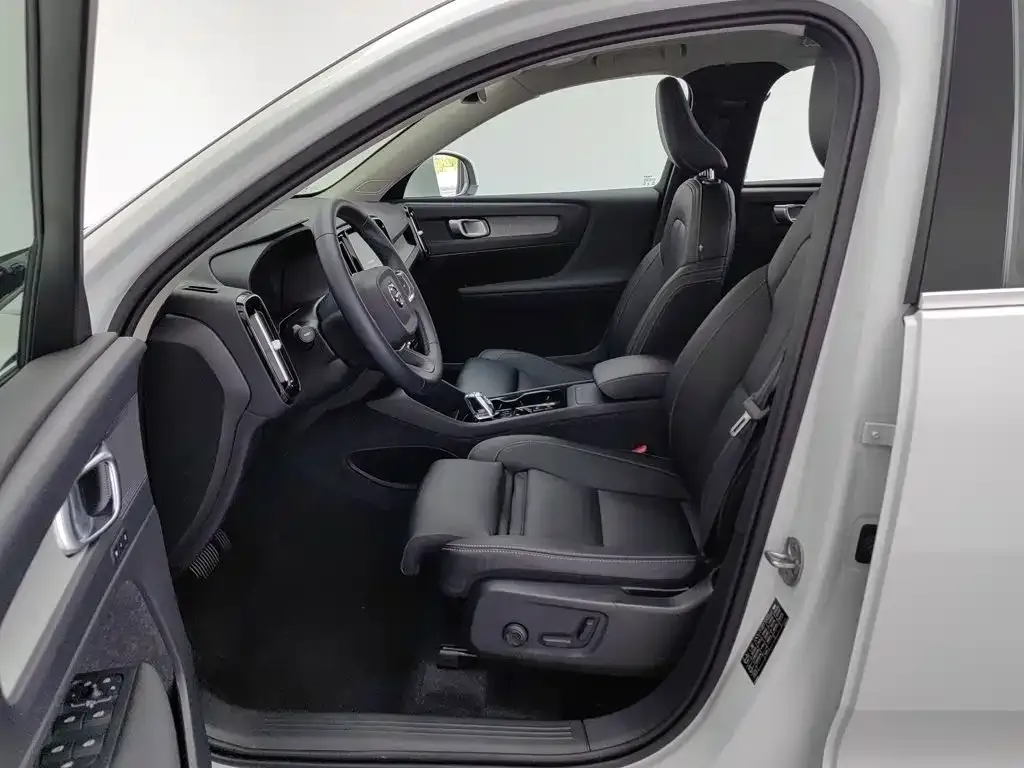 Volvo XC40 — фото 9