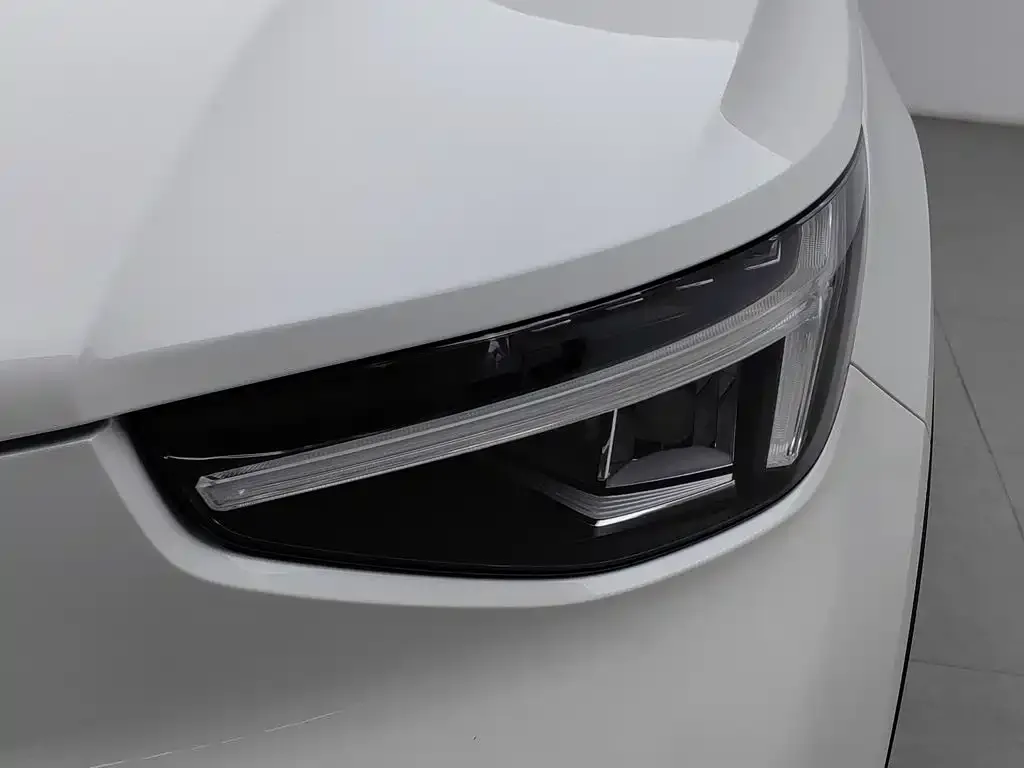 Volvo XC40 — фото 4