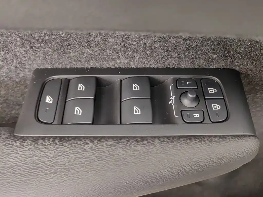 Volvo XC40 — фото 10