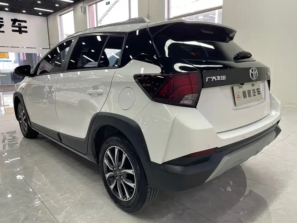 Toyota Yaris L — фото 5