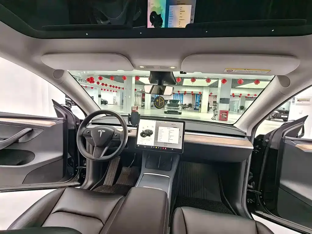 Tesla Model Y — фото 6
