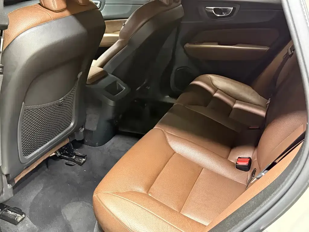 Volvo XC60 — фото 10