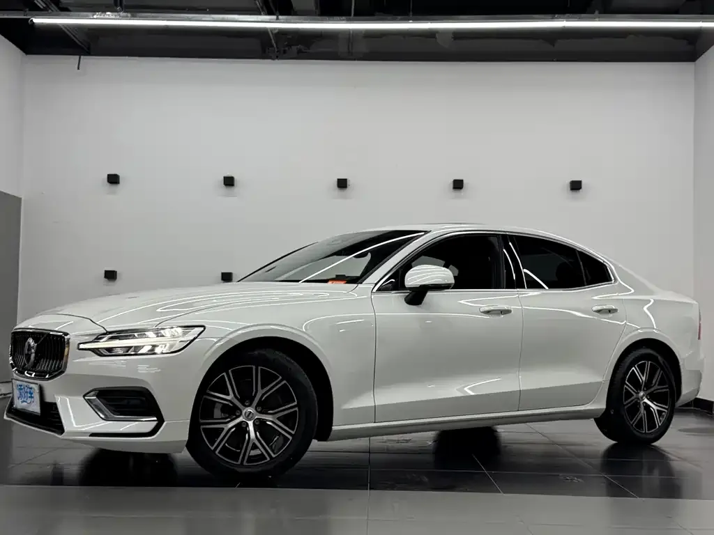 Volvo S60 — фото 1