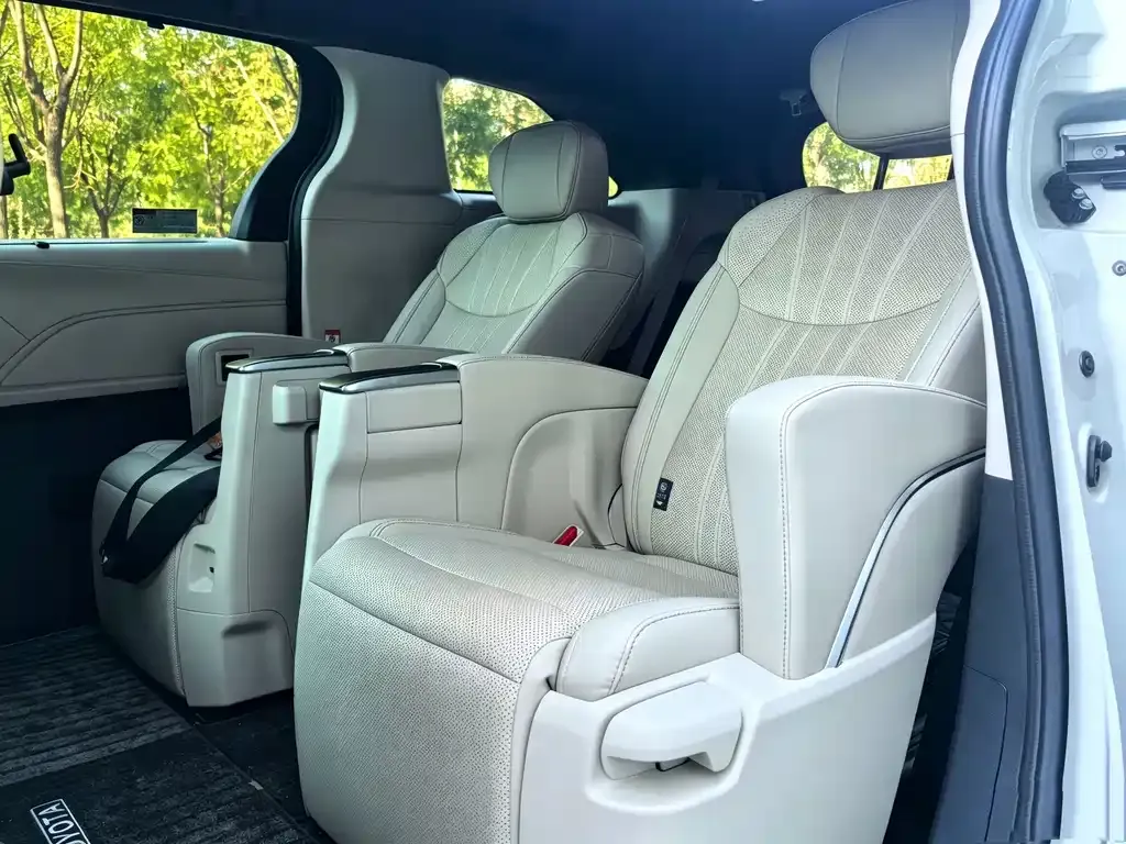 Toyota Granvia — фото 5