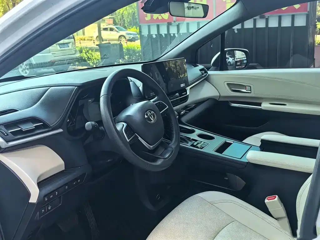Toyota Granvia — фото 4