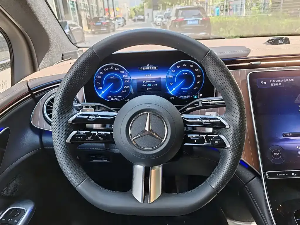 Mercedes-Benz EQE SUV — фото 4