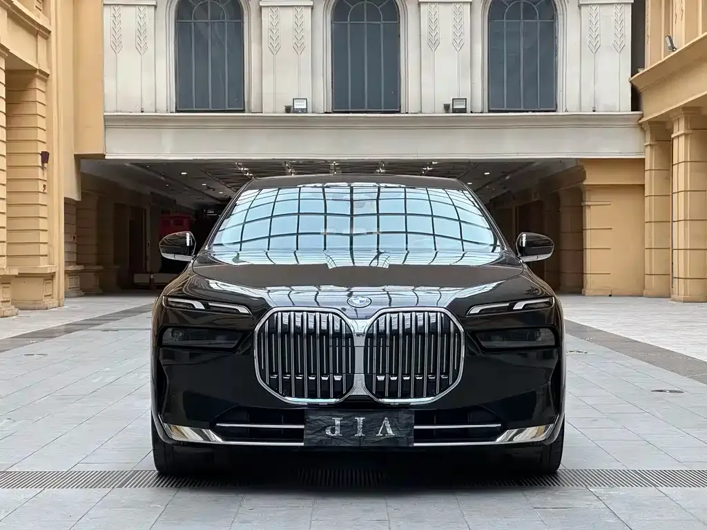 BMW 7 Series — фото 1
