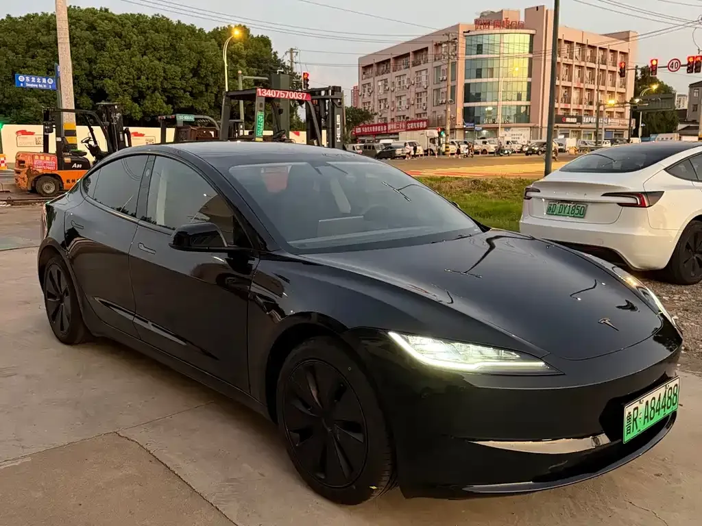 Tesla Model 3 — фото 1
