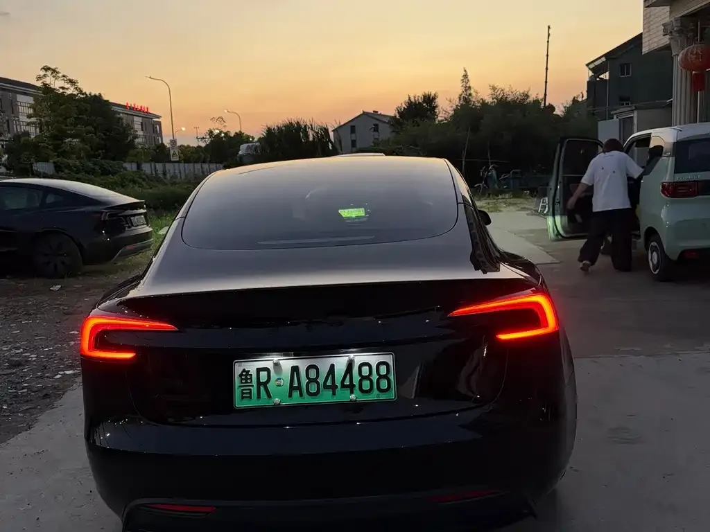 Tesla Model 3 — фото 3