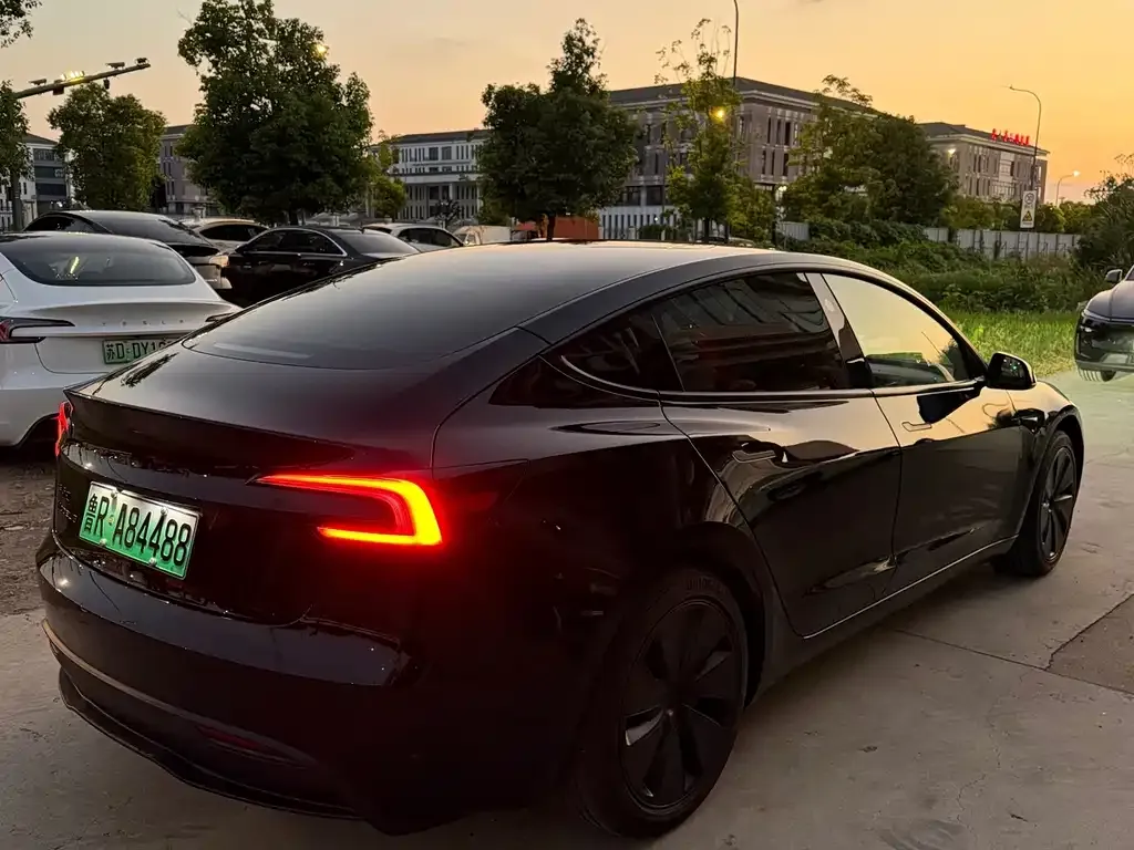 Tesla Model 3 — фото 10