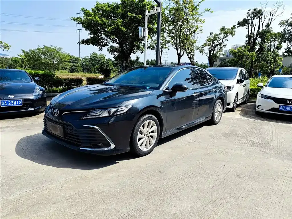 Toyota Camry — фото 1