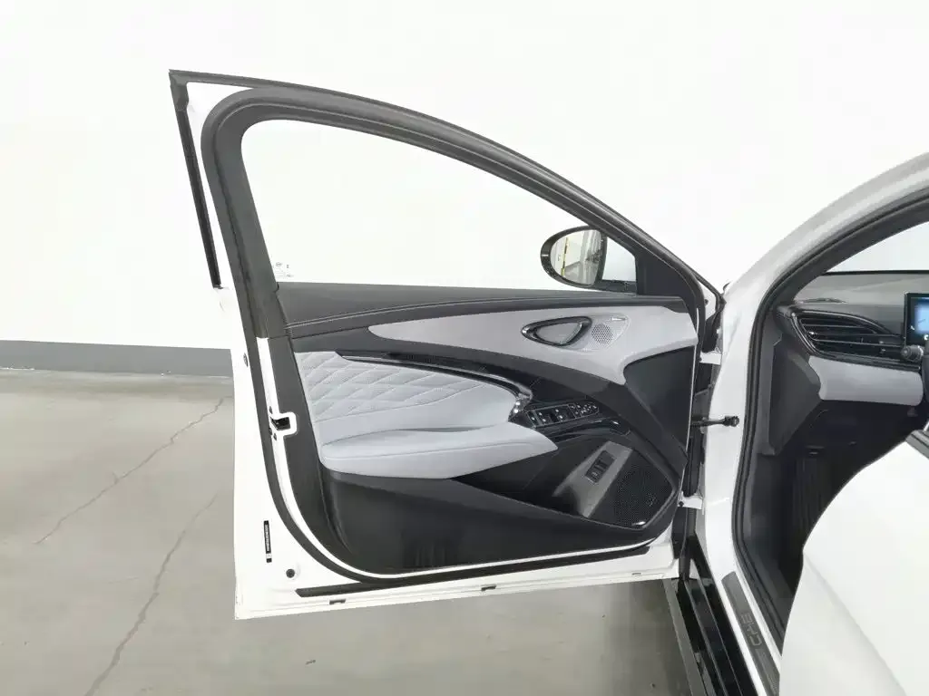 BYD Seal — фото 10