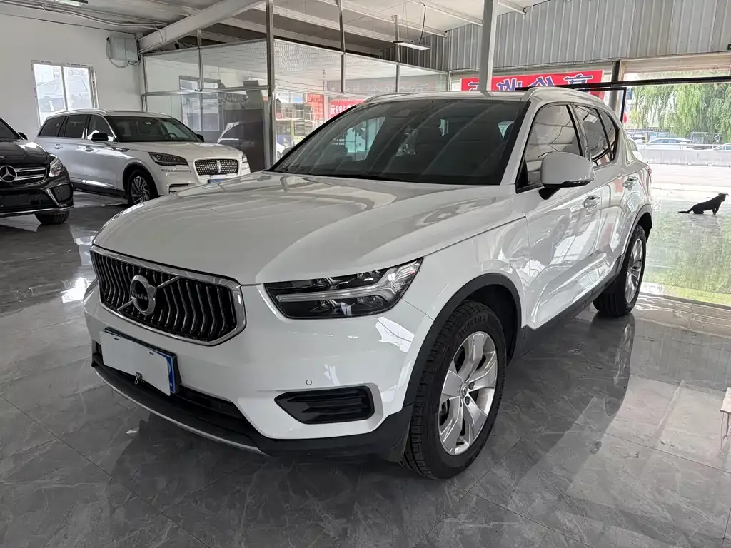 Volvo XC40 — фото 1
