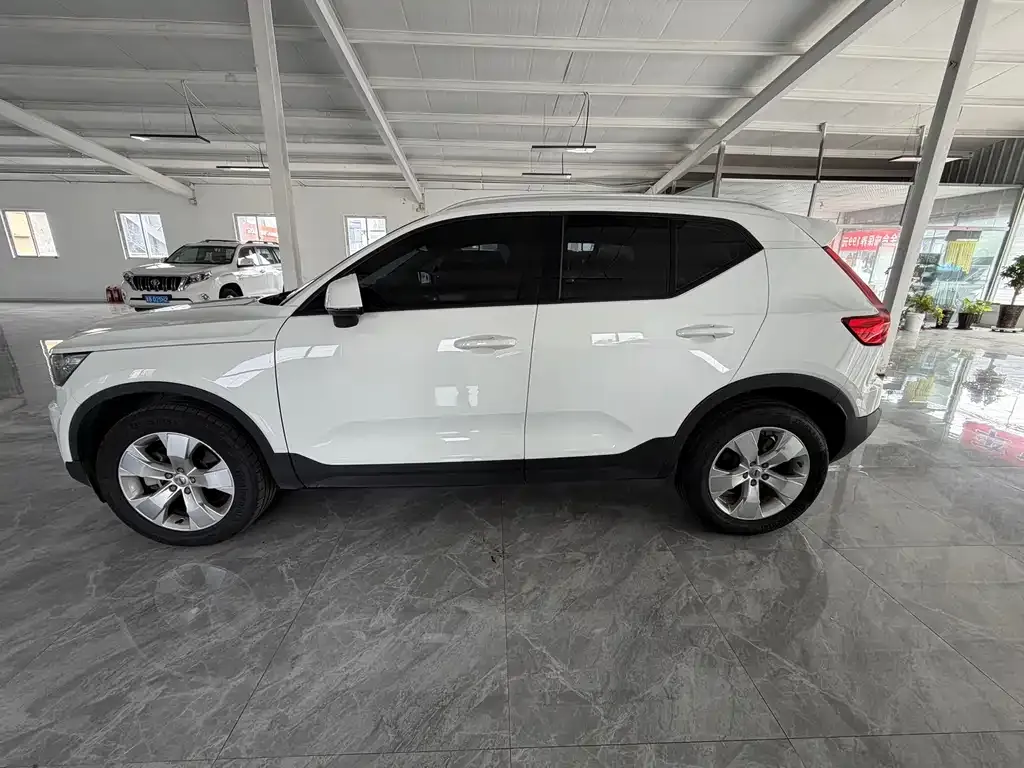 Volvo XC40 — фото 10