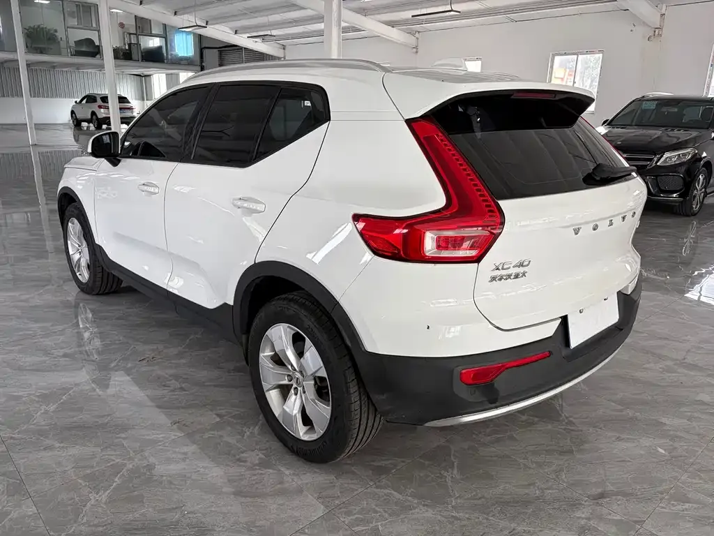Volvo XC40 — фото 8