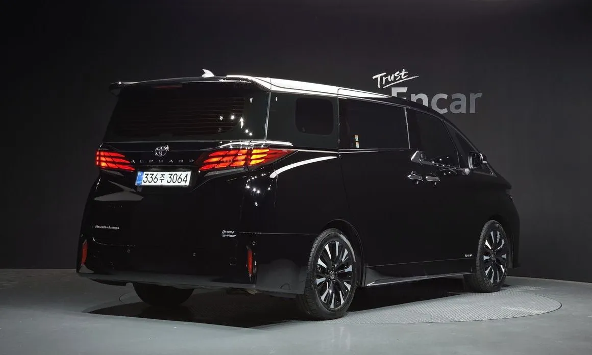 Toyota Alphard — фото 2
