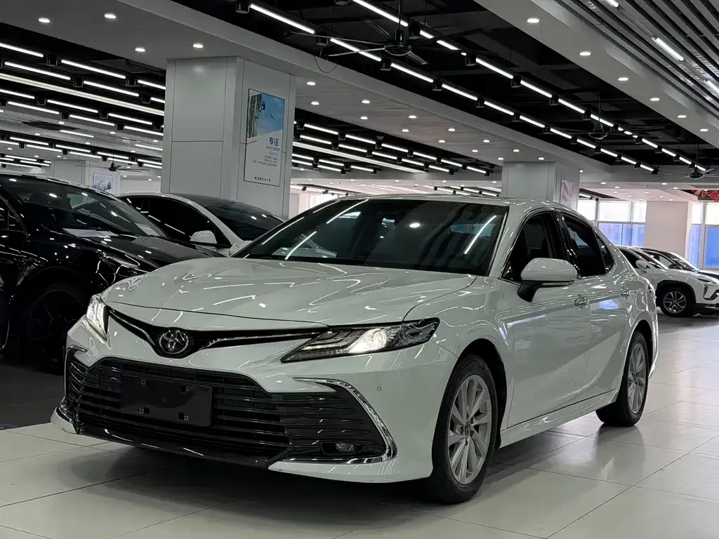 Toyota Camry — фото 1