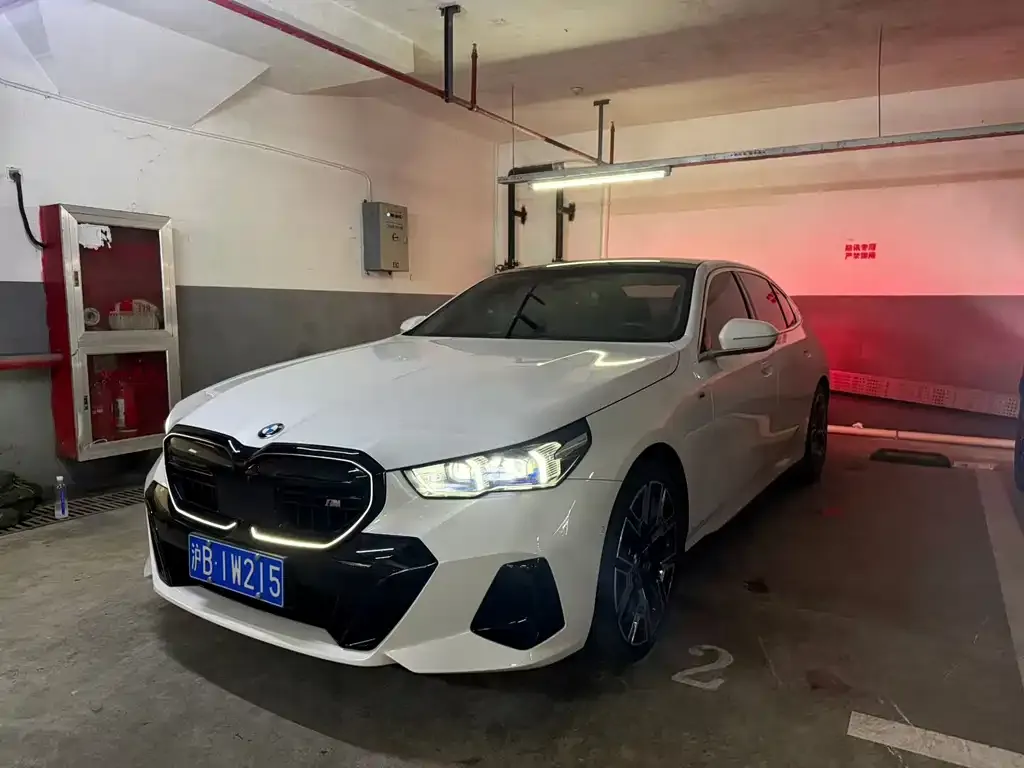 BMW 5 Series — фото 1
