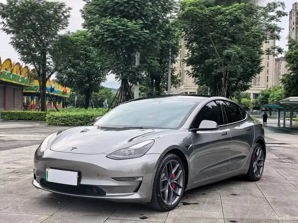 Tesla Model 3 — фото 1