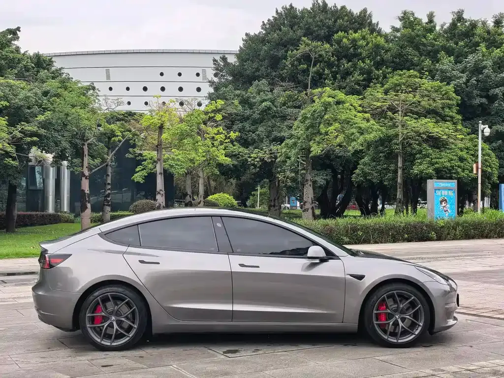 Tesla Model 3 — фото 10