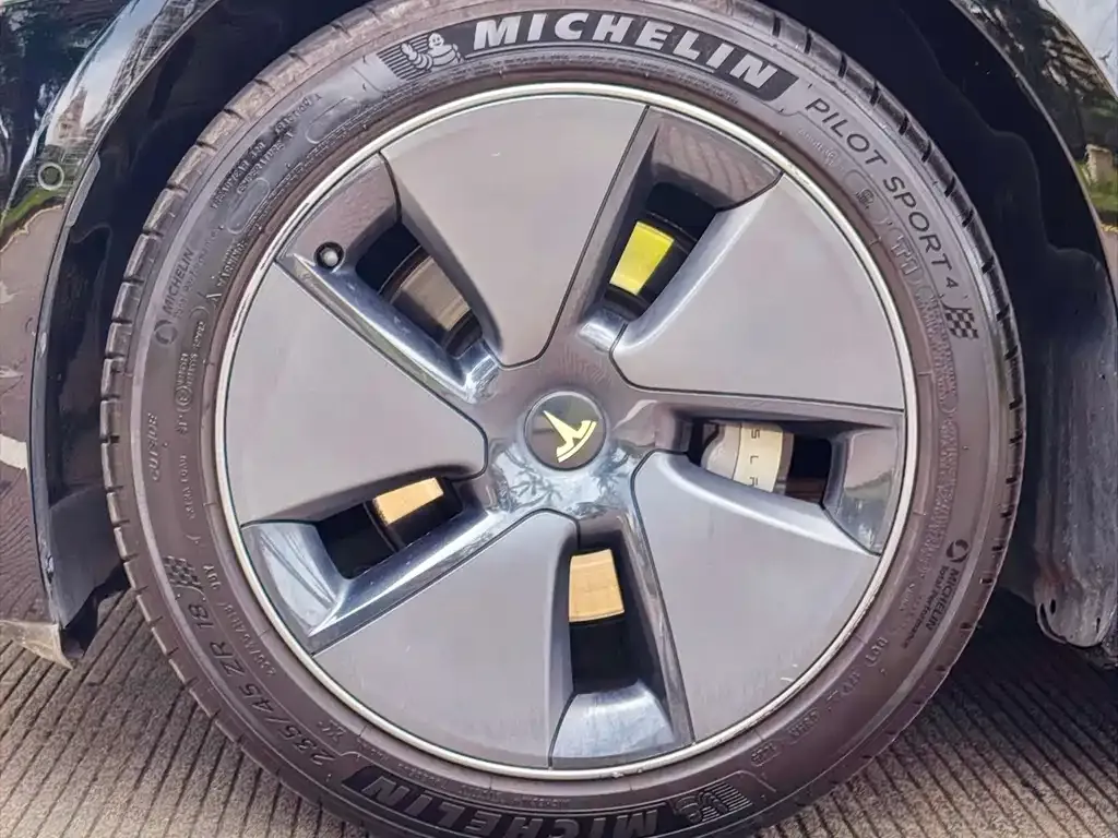 Tesla Model 3 — фото 3