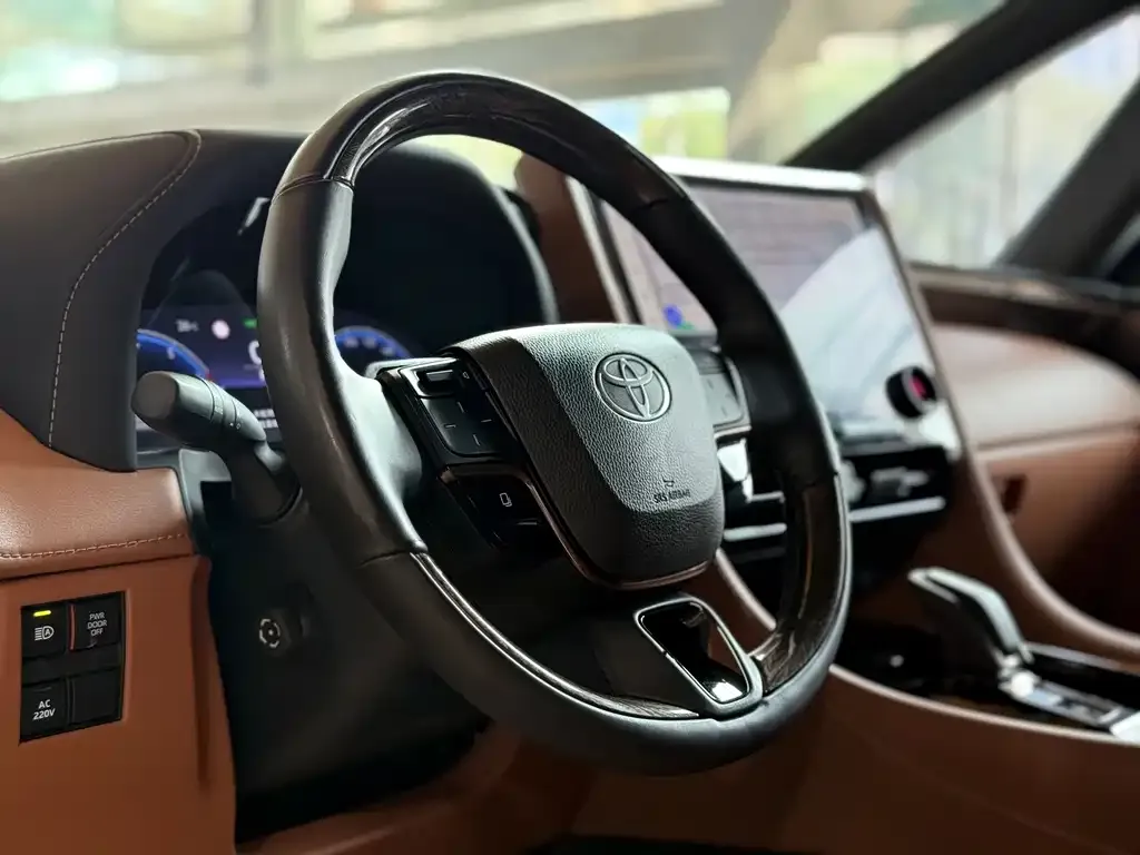 Toyota Alphard — фото 5