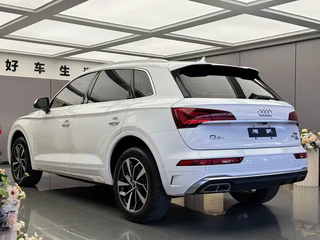 Audi Q5L — фото 9