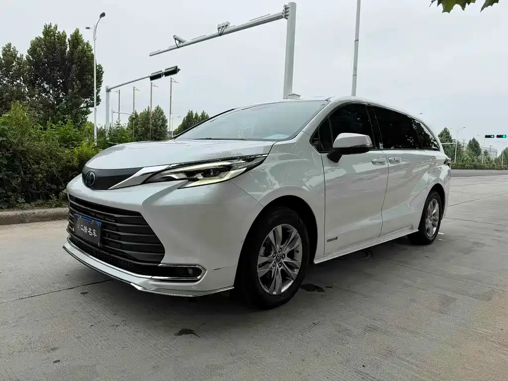 Toyota Sienna — фото 1