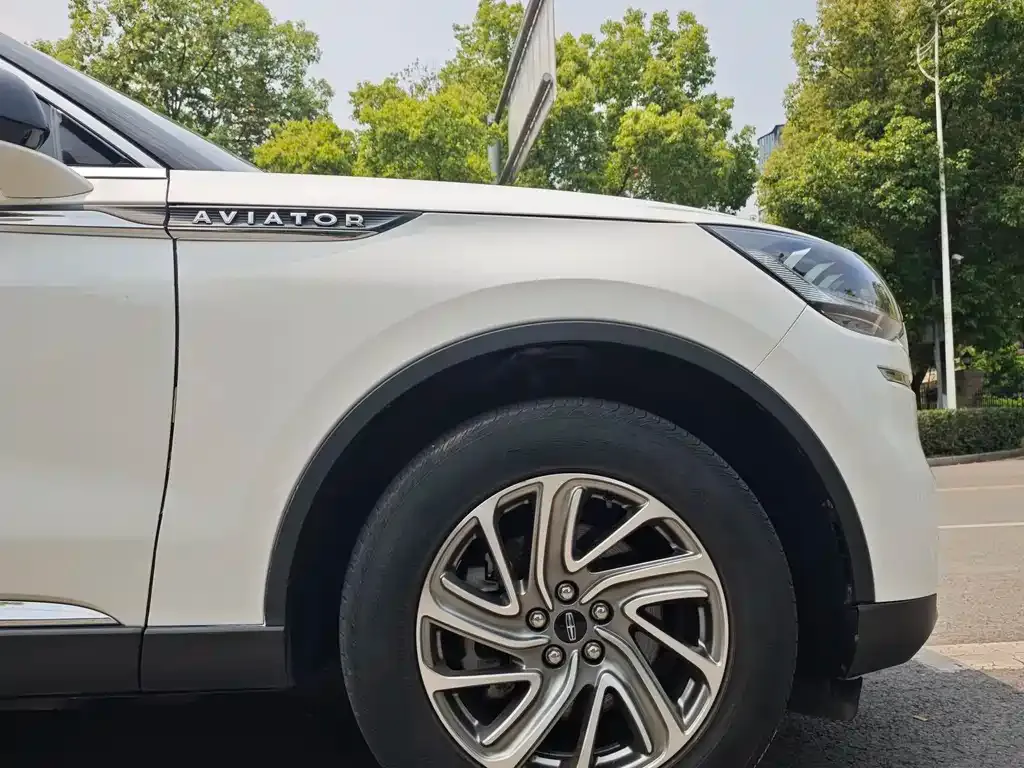 Lincoln Aviator — фото 10