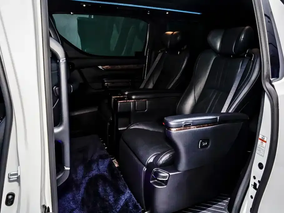 Toyota Vellfire — фото 2